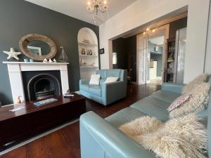 Posezení v ubytování Guild Hall, sleeps 8 with parking in New Quay