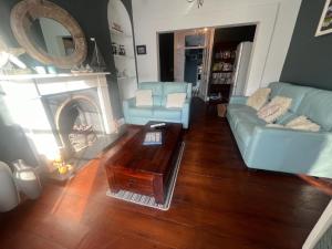 Posezení v ubytování Guild Hall, sleeps 8 with parking in New Quay