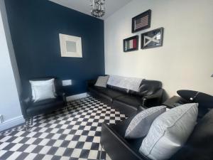 Posezení v ubytování Guild Hall, sleeps 8 with parking in New Quay