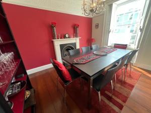 Fotografie z fotogalerie ubytování Guild Hall, sleeps 8 with parking in New Quay v destinaci New Quay