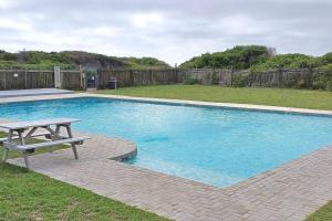 einen Picknicktisch neben einem Pool in der Unterkunft Low tide at no 35 in St Francis Bay