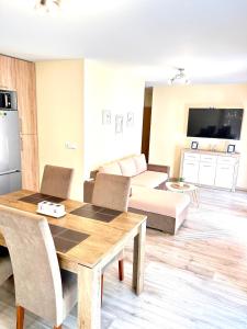 uma sala de estar com uma mesa e um sofá em Апартамент Франческа em Varna City