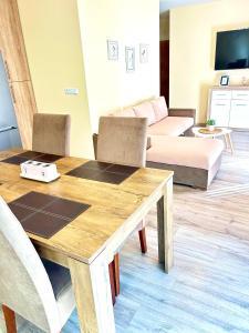 sala de estar con mesa y sofá en Апартамент Франческа en Varna