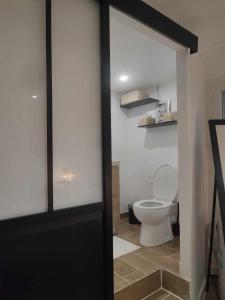 A bathroom at Le cosy en Intramuros