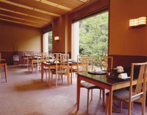 מסעדה או מקום אחר לאכול בו ב-Okura Akademia Park Hotel