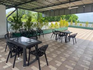 een groep tafels en stoelen op een patio bij Daffodils Luxury Airport Suites in Cochin