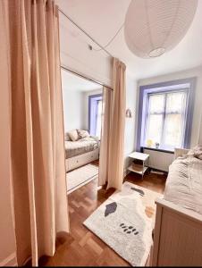 um quarto com uma cama e um espelho em Frederiksberg em Copenhague