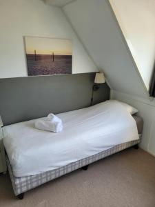 Postel nebo postele na pokoji v ubytování Strandhotel Terschelling B&B