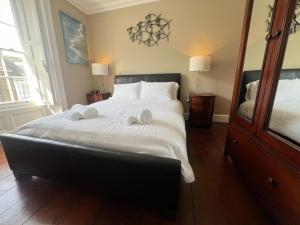 Postel nebo postele na pokoji v ubytování Guild Hall, sleeps 8 with parking in New Quay