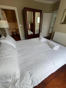 Postel nebo postele na pokoji v ubytování Guild Hall, sleeps 8 with parking in New Quay