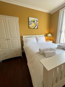 Postel nebo postele na pokoji v ubytování Guild Hall, sleeps 8 with parking in New Quay