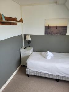 Postel nebo postele na pokoji v ubytování Strandhotel Terschelling B&B
