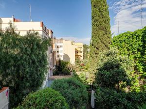 a view of a city with trees and buildings at Bonita casa en parc Guell Barcelona in Barcelona