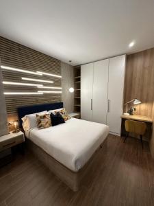 a bedroom with a large bed and a white cabinet at Magnifica vivienda a estrenar junto a Plaza España in Valencia +33 photos