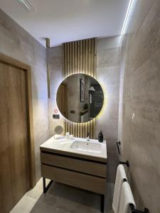 a bathroom with a sink and a mirror at Magnifica vivienda a estrenar junto a Plaza España in Valencia