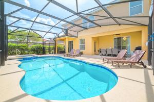 Solterra Resort Home - Waterslide and Lazy River في دافِنبورت: مسبح وسطحه زجاج
