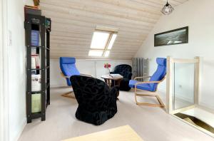 a living room with blue chairs and a table at Gîte St'Ylé - Mont-Saint-Michel - 2km des parkings in Pontorson