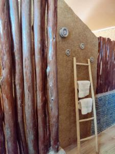 cortina de madera en una habitación con escalera en Zagora Oasis Lodge, en Zagora