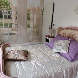 een bed met twee kussens in een slaapkamer bij Cap'tain Cook in Caurel
