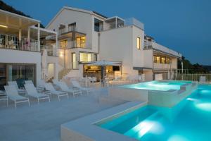 Bazén v ubytování Zlatni Zalaz,Apartments,Supetarska Draga nebo v jeho okolí