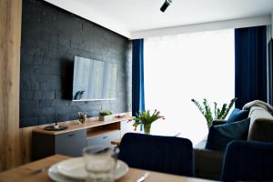 una sala de estar con un sofá y una mesa en Apartment Bulwary 4, en Oświęcim