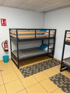 Łóżko lub łóżka piętrowe w pokoju w obiekcie HOSTEL Cangas