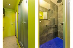 two images of a bathroom with a walk in shower at Rembrandt Glv in Wenduine +7 photos