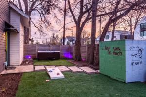 ein Hinterhof mit einer Tischtennisplatte und violetten Lichtern in der Unterkunft Insa Worthy Two-Home Retreat - Fire Pit, Hot Tub in Austin + 51 Fotos