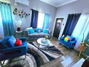 Posezení v ubytování Modern Decor Apt Near Airport With Beach Club Access