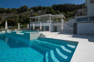 Bazén v ubytování Zlatni Zalaz,Apartments,Supetarska Draga nebo v jeho okolí