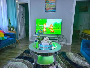 TV a/nebo společenská místnost v ubytování Modern Decor Apt Near Airport With Beach Club Access