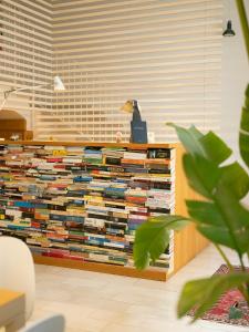 una gran pila de libros sobre una mesa en Imago Plus Hotel, en Bari