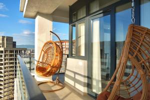 トビリシにあるLuxury VIP apartmentの市街の景色を望むバルコニー(椅子2脚付)