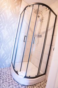 y baño con ducha y puerta de cristal. en The Central Hotel en Llandudno