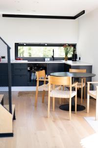 uma sala de jantar com uma mesa e cadeiras numa cozinha em Dom na Kaszubach Lektura em Fingrowa Huta