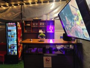 una sala giochi con tavolo e frigorifero di Absolute Hotel & Hostel Boutique a Medellín