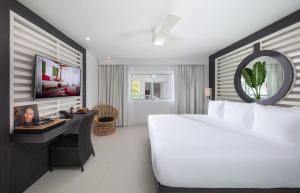 S Hotel Montego Bay - Luxury Boutique All-Inclusive Hotel客房内的一张或多张床位