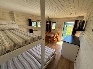 Postel nebo postele na pokoji v ubytování Steiner's Camping & Lodge