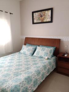 sypialnia z łóżkiem i zdjęciem na ścianie w obiekcie Pousada La Casona w mieście Tibagi