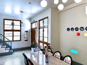 安平的住宿－朗香洋房 法式老洋房 台南民宿684編號，一间带桌椅的用餐室