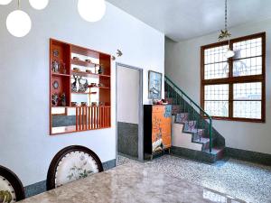 安平的住宿－朗香洋房 法式老洋房 台南民宿684編號，客厅设有楼梯和桌子
