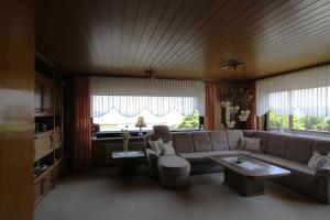 ein Wohnzimmer mit Sofa und Tisch in der Unterkunft Ferienwohnung Rheinblick in Bingen am Rhein