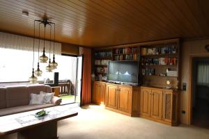 ein Wohnzimmer mit Sofa und Fernseher in der Unterkunft Ferienwohnung Rheinblick in Bingen am Rhein