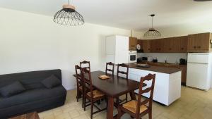 Køkken eller tekøkken på La Maison de la plage piscine chauffée et plage à 200 m