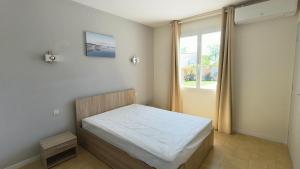 En eller flere senge i et værelse på La Maison de la plage piscine chauffée et plage à 200 m