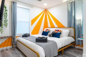 1 dormitorio con 1 cama con pared a rayas en Amazing Backyard in Lively Area - BBQ & Firepit en Austin