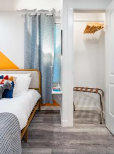 - une chambre avec un lit et un miroir dans l'établissement Amazing Backyard in Lively Area - BBQ & Firepit, à Austin