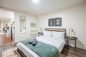 ein Schlafzimmer mit einem großen Bett und einem Spiegel in der Unterkunft Modern 2BR Apt - Close to Trinity Bellwoods Park in Toronto