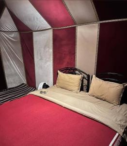 Postel nebo postele na pokoji v ubytování Bright Star Desert Camp