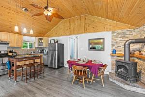 Η κουζίνα ή μικρή κουζίνα στο Luxury 3BR Cabin with Patio Large Yard and BBQ! +16 φωτογραφίες
